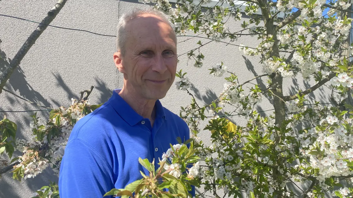 Die Bäume im Blick: Lothar Allgaier hat selbst eine Streuobstwiese. Für die Pflege der Bäume müsse man zu zweit sein, mindestens: Einer, der in die Äste klettert. Und einer, der die Leiter festhält.