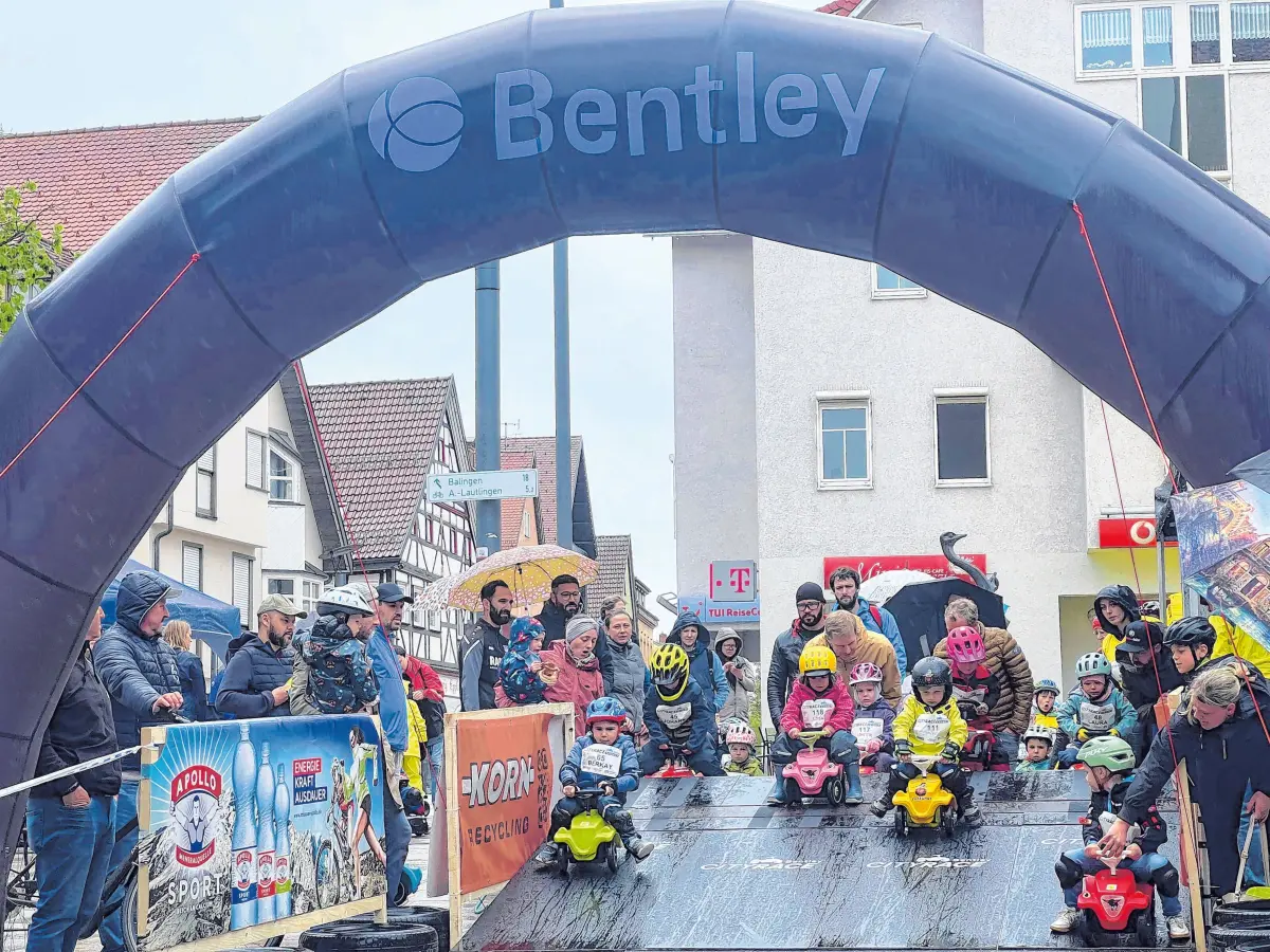 Das Bentley-City-Race in Ebingen im vergangenen Jahr war, wie man sieht, eine Riesengaudi. ⇥Foto: Be Save