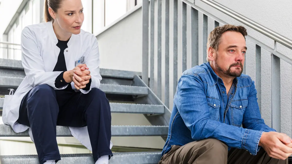 Bei „In aller Freundschaft – Die jungen Ärzte“ macht eine Diagnose Dr. Marc Lindner (Christian Beermann, r.) zu schaffen.