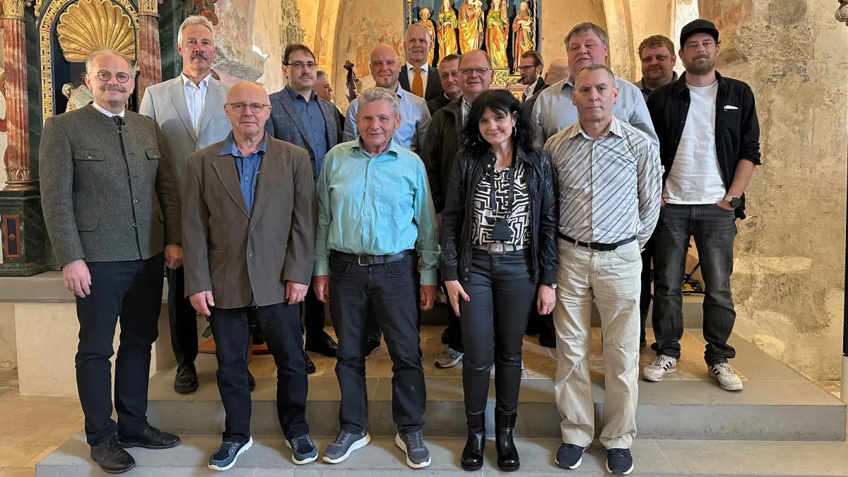 Roland Steidle, der Vorsitzende des Fördervereins Alte Friedhofskirche Sankt Peter und Paul (rechts), freute sich über zahlreiche Ehrengäste und Mitstreiter: Bürgermeister Jörg Alisch, die Gemeinderäte Peter Reiser, Konrad Decker, Roland Hager, Hans Hager sowie den einstigen Bürgermeister Alfons Kühlwein.