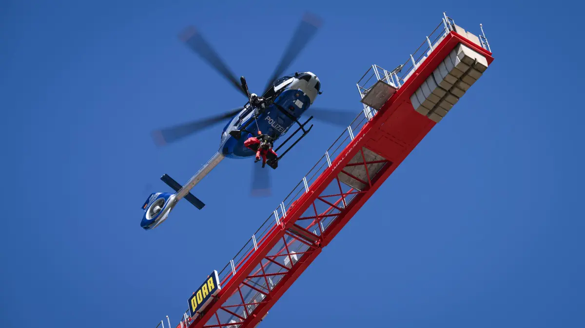 Horb (Landkreis Freudenstadt). 29.04.2029
Uebung Hoehenrettung der Feuerwehr Stuttgart an der Neckartalbruecke der Bundesstrasse 32 ueber das Neckartal.
Ein Mitglied der Hoehenrettungsgruppe (HöRG) Stuttgart, Spezialeinheit der Berufsfeuerwehr Stuttgart haengt an der Seilwinde eines Polizeihubschrauber der Polizeihubschrauberstaffel Baden - Wuettemberg bei der Uebung.
FOTO: Pressefoto ULMER / Markus Ulmer
xxNOxMODELxRELEASExx