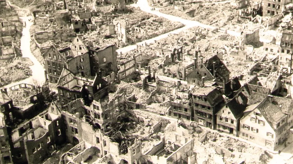 Ulm nach der Zerstörung, Luftbild: Ulm in Trümmern. Blick vom Münster auf das Gebiet nord-westlich des Münsters - ganz rechts: Platzgasse, Mitte: Rebengasse, links Mitte: Pfauengasse, ganz links: Walfischgasse, oben: Stern-/ Dreikönigsgasse. Unzerstörte Häuser Ecke Rebengasse/ Platzgasse.