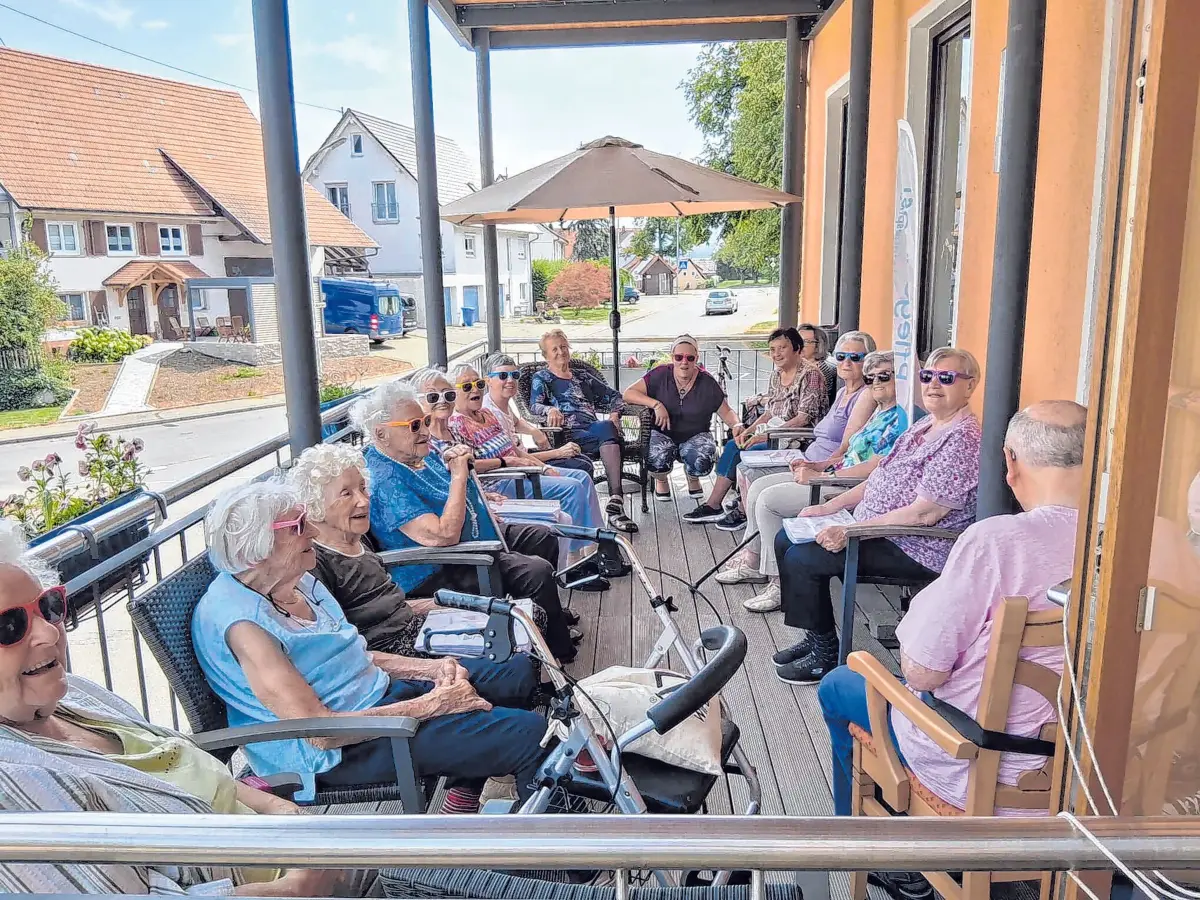 Auf der sonnigen Terrasse wird viel gelacht, erzählt und gemeinsam der Tag genossen. ⇥Foto: PKS Pflegedienst