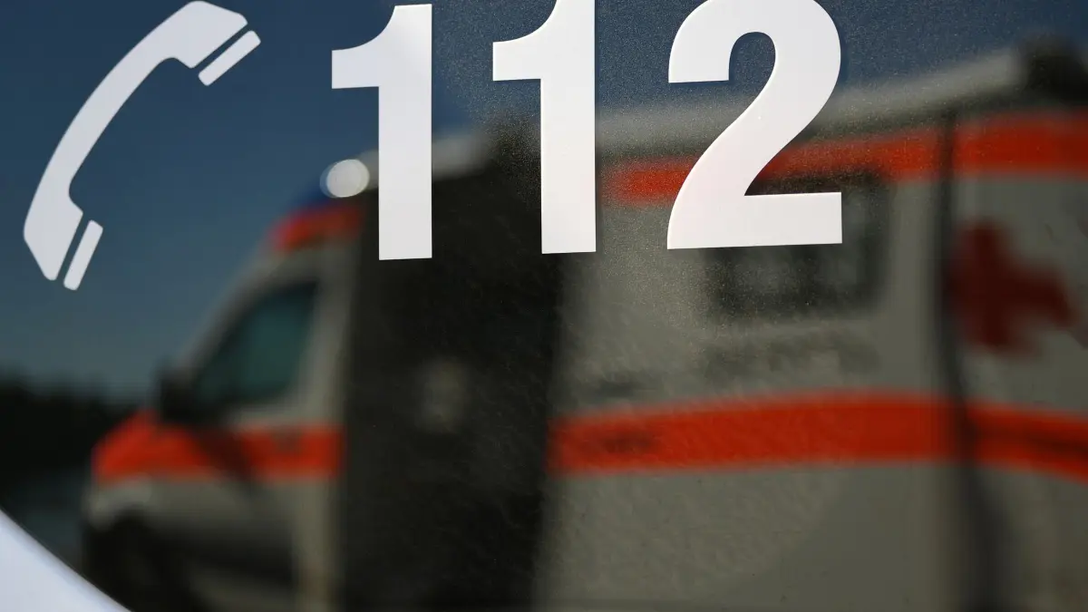Krankenwagen: ARCHIV - 01.06.2019, Baden-Württemberg, Freiburg: Ein Rettungswagen spiegelt während einer Übung in einem Fenster eines anderen Rettungswagen mit der Aufschrift «112». (zu dpa: «Arbeiter mit Laubbläser von Bus erfasst – schwer verletzt») Foto: Patrick Seeger/dpa +++ dpa-Bildfunk +++