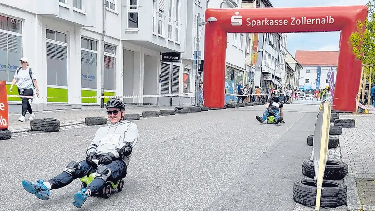 Die Herrenackerstraße hinab führt das Bobbycar-Rennen in Hechingen. ⇥Foto: Gökay Dede