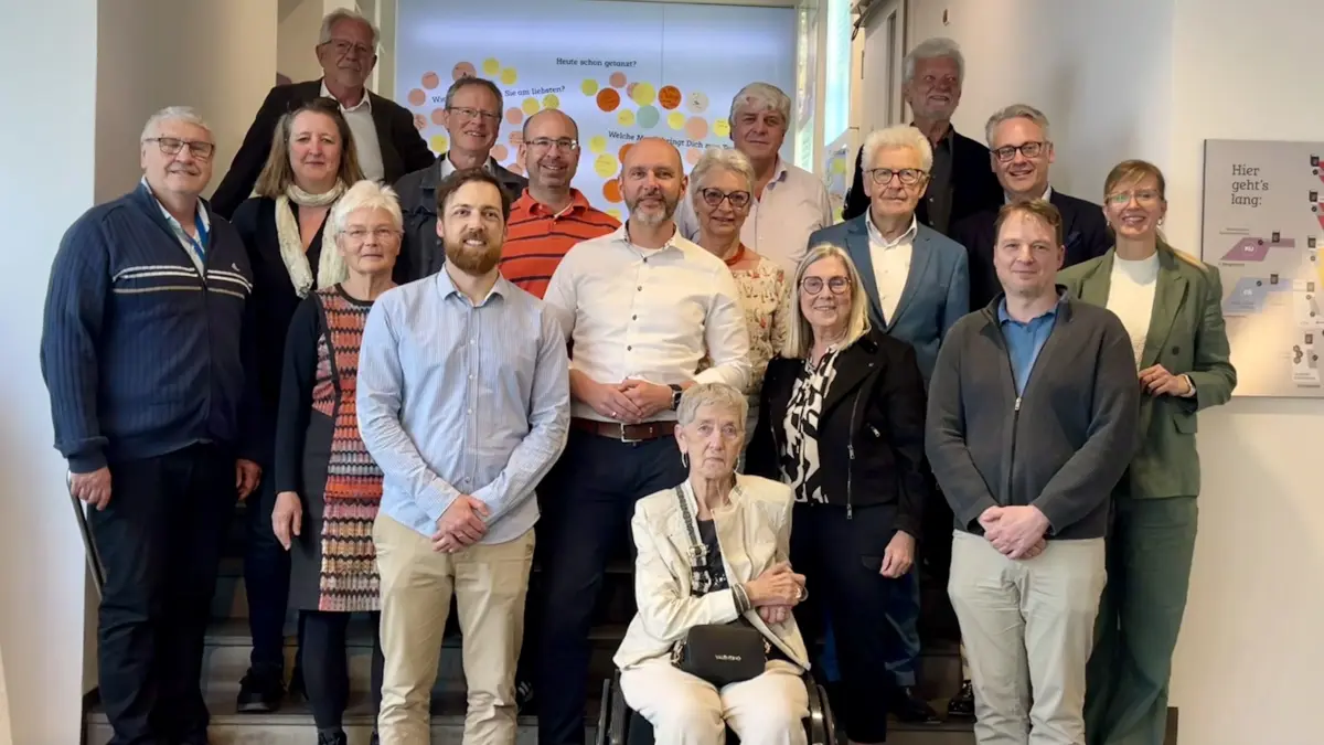 Auf dem Foto zu sehen sind neben Oberbürgermeisterin Katrin Albsteiger (rechts) 15 der 20 ausscheidenden Stadträte. Zudem: Marc Jarczok (rechts vorne), Ortssprecher von Jedelhausen/Hausen, dessen Amtszeit ebenfalls endet.