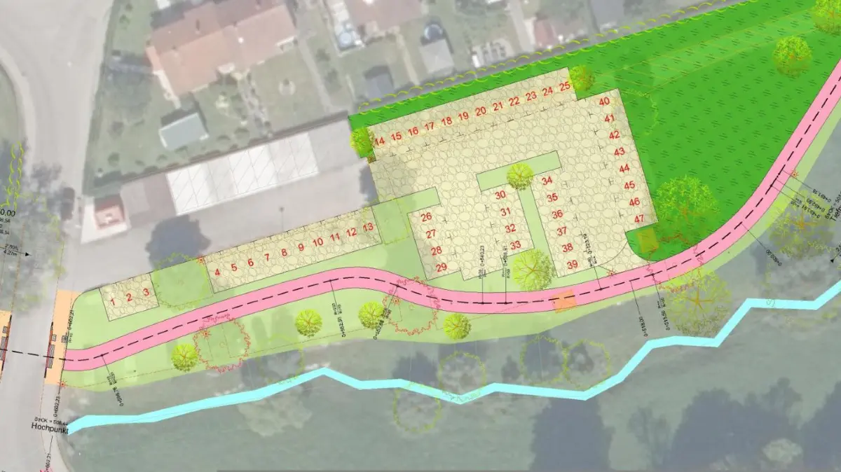 So soll der Parkplatz Schillerstraße neu geordnet werden. In Pink: der geplante Radweg, unten der Feilbach.