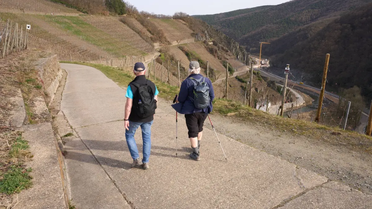 Tourismus im Ahrtal: PRODUKTION - 21.03.2025, Rheinland-Pfalz, Ahrweiler: Spaziergänger sind auf einem Wanderweg über der Ahr im Landkreis Ahrweiler unterwegs. (zu dpa: «Hängeseilbrücke und «Hiwweltour»: Ausflugstipps zum 1. Mai») Foto: Thomas Frey/dpa +++ dpa-Bildfunk +++