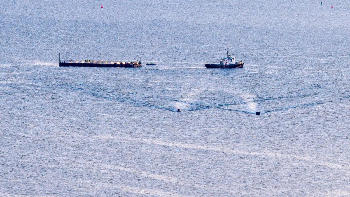 Weitere Entwicklung zum Buckelwal in der Ostsee: 28.04.2026, Mecklenburg-Vorpommern, Wismar: Das Schiff „Robin Hood“ zieht am Abend vor Wismar die Barge mit dem gestrandetem Wal in Richtung Ostsee (Luftaufnahme mit einer Drohne). (zu dpa: «Wal-Transport wechselt Schleppfahrzeug») Foto: Bodo Marks/dpa +++ dpa-Bildfunk +++