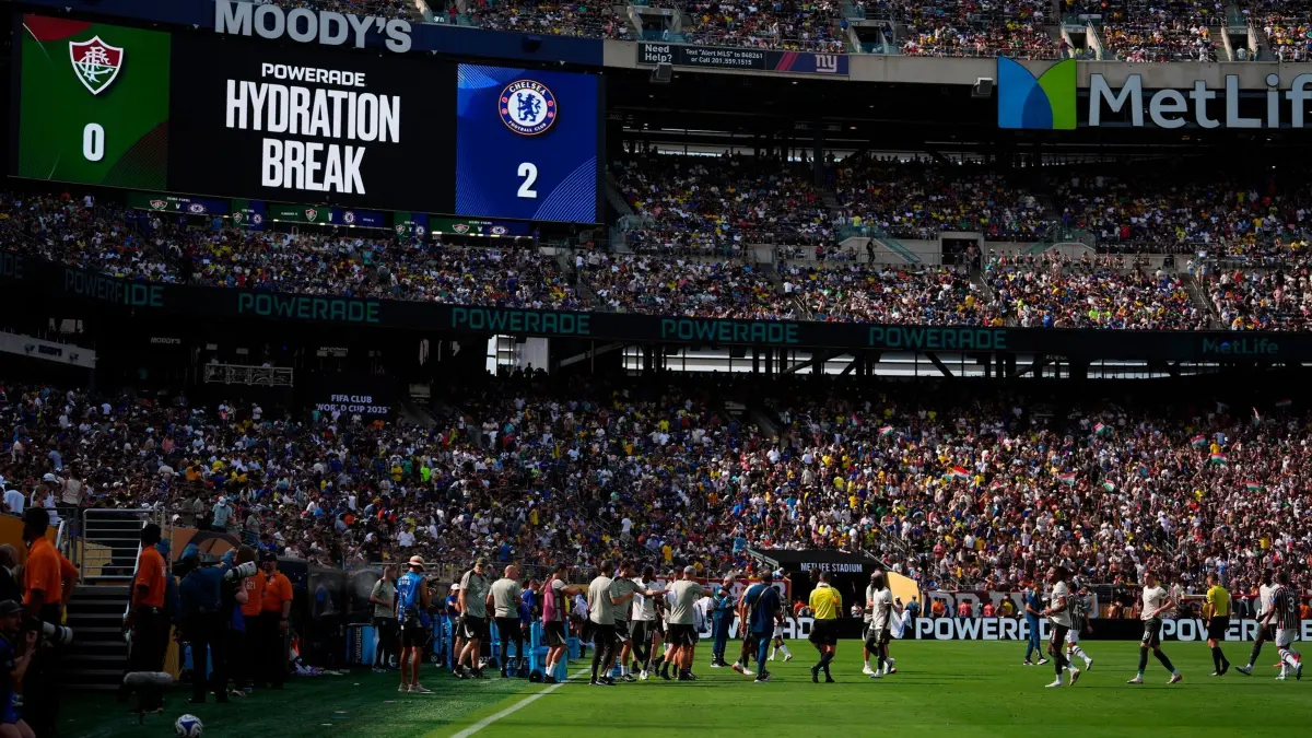 MetLife Stadium in East Rutherford: ARCHIV - 08.07.2025, USA, East Rutherford: Spieler von Fluminense und Chelsea machen eine Trinkpause während der zweiten Halbzeit eines Halbfinalspiels der Klub-Weltmeisterschaft. Foto: Frank Franklin II/AP/dpa +++ dpa-Bildfunk +++