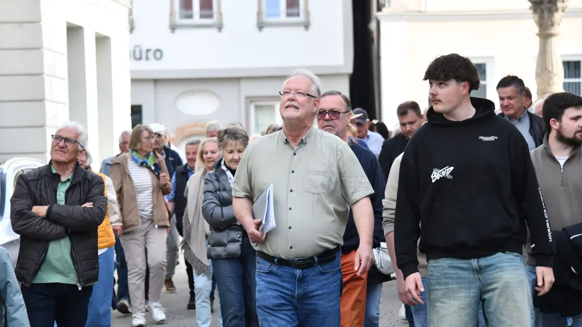 Michael Lohner führte am Montagabend in der Spitze fast 100 Interessierte durch die Munderkinger Altstadt.