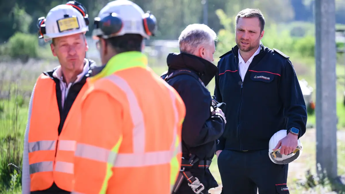 Auch Horbs Feuerwehrkommandant Sven Weniger (rechts) schaute bei der Übung.