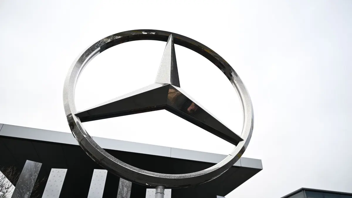 Mercedes-Benz-Group AG: ARCHIV - 12.02.2026, Baden-Württemberg, Sindelfingen: Das Markenlogo des Fahrzeugherstellers Mercedes-Benz steht vor dem Kundencenter. (zu dpa: «Mercedes-Benz: Verträge zum Athlon-Verkauf unterzeichnet») Foto: Bernd Weißbrod/dpa +++ dpa-Bildfunk +++