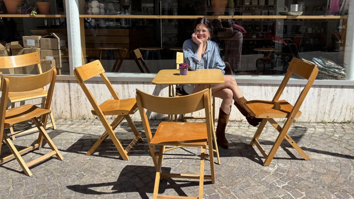 Maren Derbogen, Inhaberin von Kaffeewerk in Rottenburg auf den alsten St. Klara Stühlen