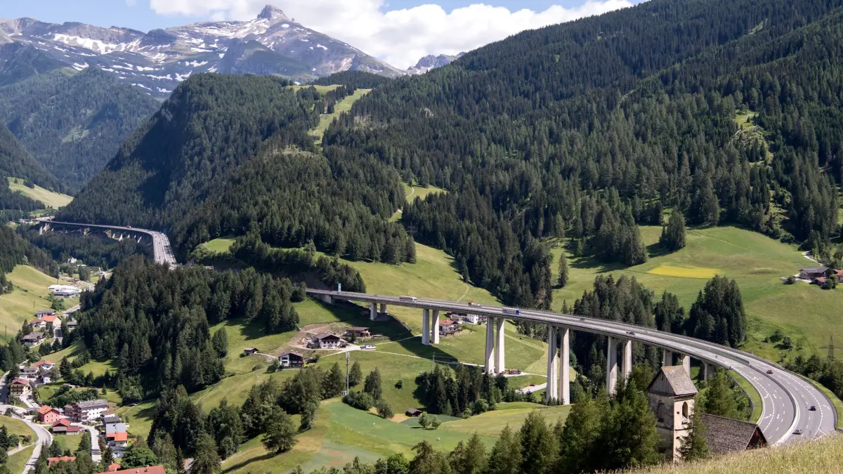 Brennerautobahn 13: ARCHIV - 15.06.2018, Österreich, Gries: Autos und LKW fahren über den Brenner (Autobahn A13). (zu dpa: «Was geht am Brenner Ende Mai?») Foto: Sven Hoppe/dpa +++ dpa-Bildfunk +++
