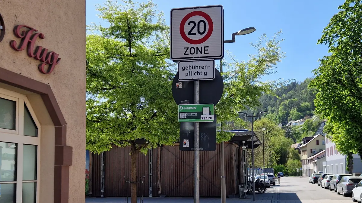 Wo früher Schritttempo galt, prangt nun die „20“: das neue Schild in der Schillerstraße.
