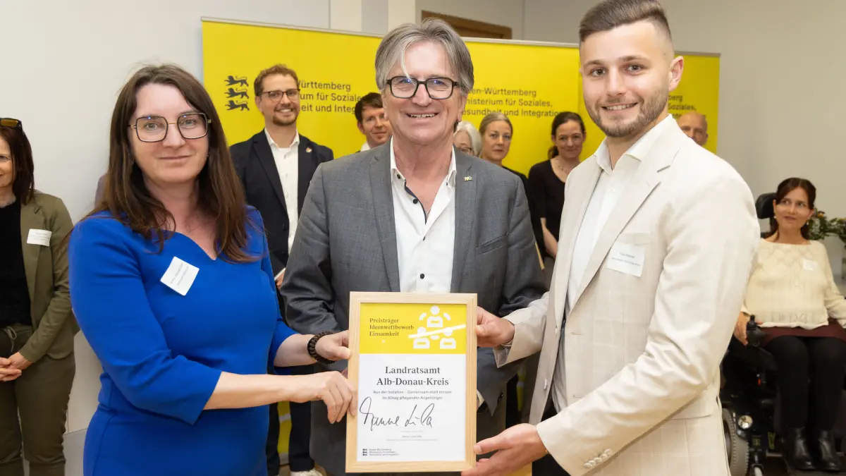 Der Minister für Soziales und Gesundheit Manne Lucha hat den Preis zum Ideenwettbewerb Einsamkeit verleihen. Die Personen von links nach rechts: Anke Hillmann-Richter, Leiterin des Amtes für Sozialplanung, Controlling und Beratung; Manne Lucha, Minister für Soziales, Gesundheit und Integration, und Ture Renner, Mitarbeiter des Landratsamtes Alb-Donau-Kreis.