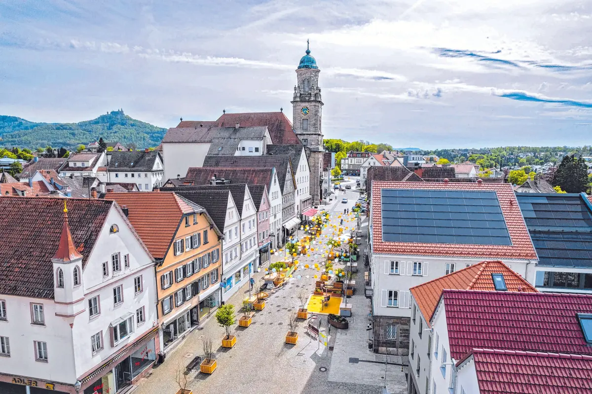 Die Burg, die Stiftskirche und die neue Mitte, die bis zum Rathaus reicht: Hechingen lädt ein zum Marktplatz-Sommer!