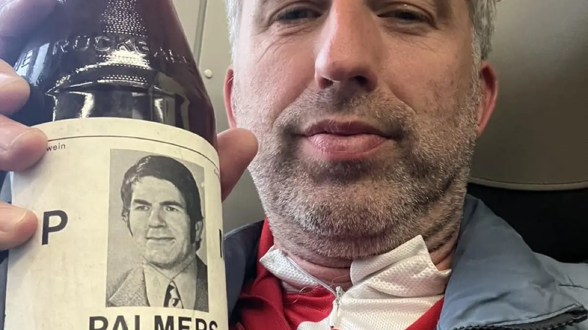 Tübingens Oberbürgermeister Boris Palmer hat eine Flasche des „Rebellensaftes“ seines Vaters Helmut Palmer entdeckt. Er vermutet in einem Facebook-Post, dass sie etwa 50 Jahre alt ist.