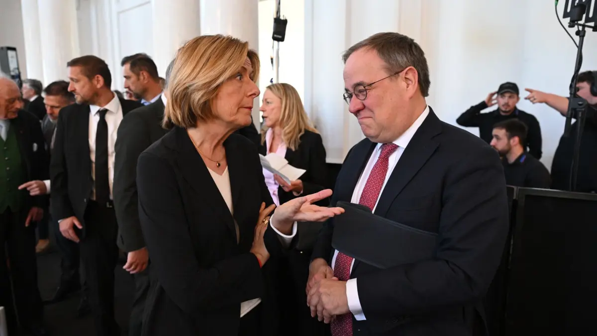 Verabschiedung Kretschmann: 29.04.2026, Baden-Württemberg, Stuttgart: Malu Dreyer (SPD) und Armin Laschet (CDU) kommen zur Verabschiedung des baden-württembergischen Ministerpräsidenten. Die Amtszeit von Ministerpräsident Kretschmann ist fast zu Ende. Er wird im Neuen Schloss in Stuttgart feierlich verabschiedet. Foto: Marijan Murat/dpa +++ dpa-Bildfunk +++