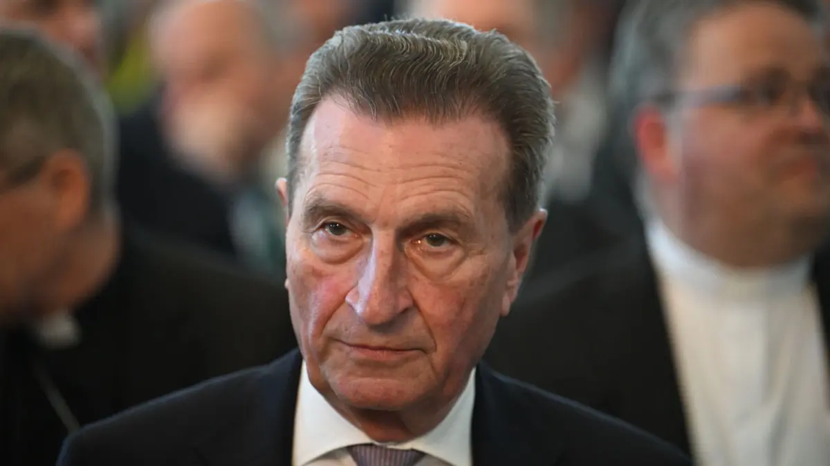 Festakt zur Verabschiedung von Ministerpräsident Kretschmann: 29.04.2026, Baden-Württemberg, Stuttgart: Günther Oettinger (CDU), ehemaliger Ministerpräsident, kommt zur Verabschiedung des baden-württembergischen Ministerpräsidenten. Die Amtszeit von Ministerpräsident Winfried Kretschmann ist fast zu Ende. Er wird im Neuen Schloss in Stuttgart feierlich verabschiedet. Foto: Marijan Murat/dpa +++ dpa-Bildfunk +++