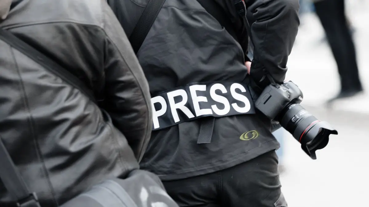 Pressefreiheit: ACHTUNG: SPERRFRIST 30. APRIL 06:00 UHR. BITTE DIE SPERRFRIST BEACHTEN! - ARCHIV - 01.05.2017, Hamburg: Ein Fotoreporter trägt auf einer Demonstration einen Aufnäher mit dem Text «PRESS» auf seiner Jacke, um sich gegenüber Polizei und Demonstranten als Journalist zu kennzeichnen. (zu dpa: «Pressefreiheit-Rangliste: Deutschland nicht mehr in Top Ten») Foto: Markus Scholz/dpa +++ dpa-Bildfunk +++