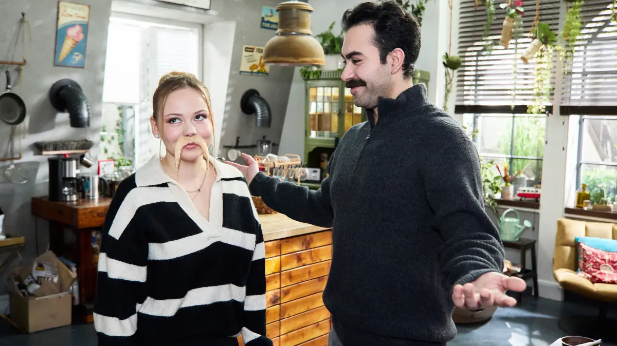 Ronja (Theresa Traser) schafft es nicht, Baris (Metehan Demiröz) aus dem Weg zu gehen.