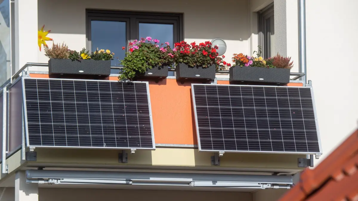 Solarmodule für ein Balkonkraftwerk hängen an einem Balkon: ARCHIV - Strom vom Balkon kann sich lohnen: Dank Massenproduktion sind Mini-Solaranlagen deutlich günstiger geworden – und das zahlt sich auf lange Sicht aus. (zu dpa: «Verivox: Balkonkraftwerke rechnen sich immer schneller») Foto: Stefan Sauer/dpa/dpa-tmn - Honorarfrei nur für Bezieher des dpa-Themendienstes +++ dpa-Themendienst +++