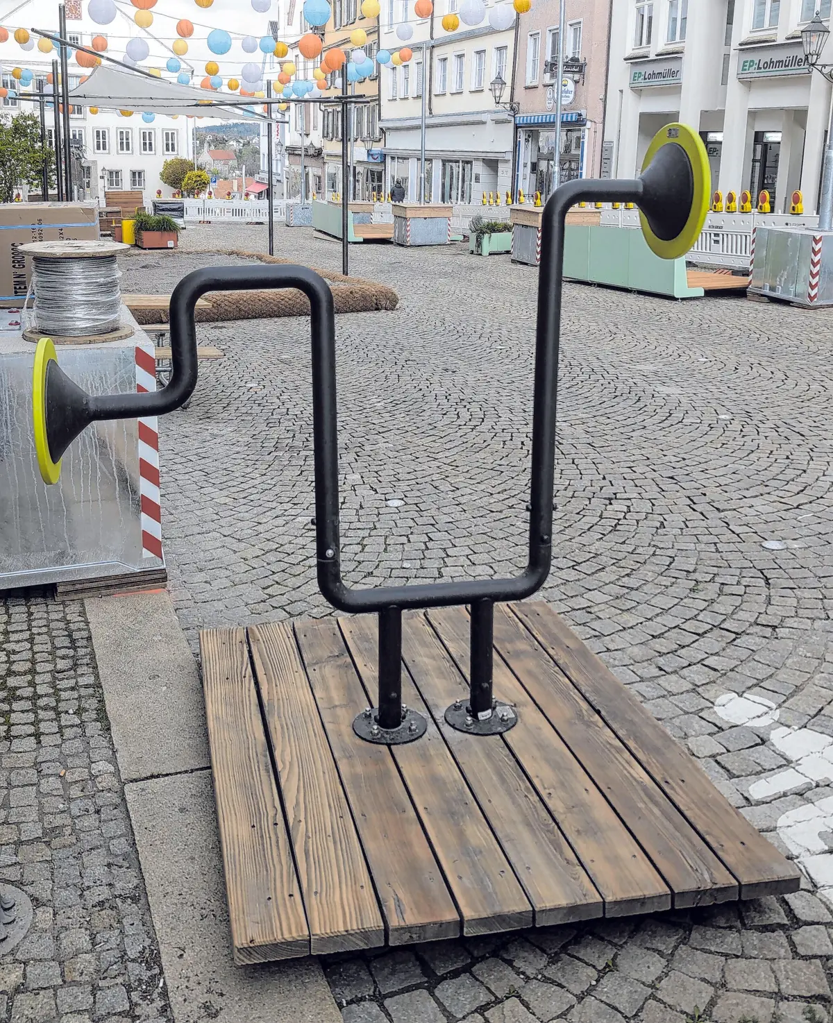 Der Neugestaltungstest des Marktplatzes soll auch ein Anlaufpunkt sein, zusammenzukommen und sich auszutauschen. Dafür gibt es auch besondere Spielgeräte für Kinder . Foto: Christian Steinhilber⇥Christian Steinhilber