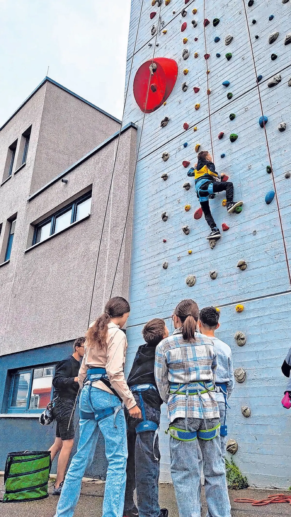 An dem Schlauchturm der Hechinger Feuerwehr in der Ermelesstraße wartete auf Mutige eine Kletterwand. Foto: Benjamin Roth