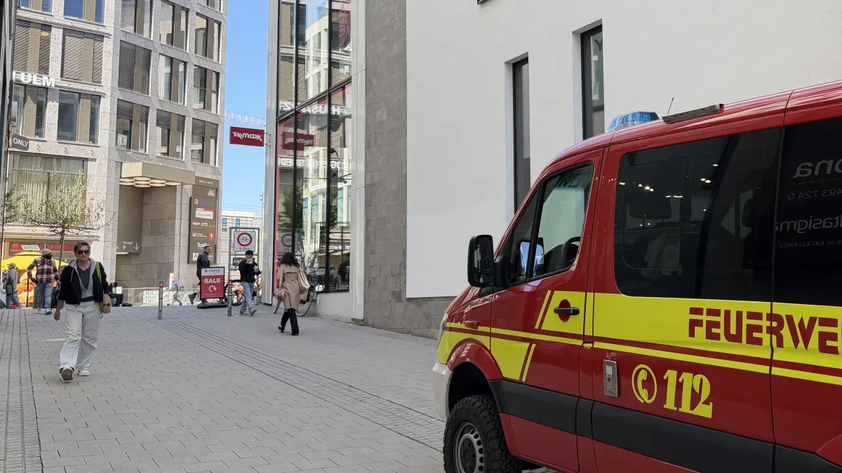 Mit drei Fahrzeugen rückte die Feuerwehr am Mittwochvormittag zu den Sedelhöfen aus.