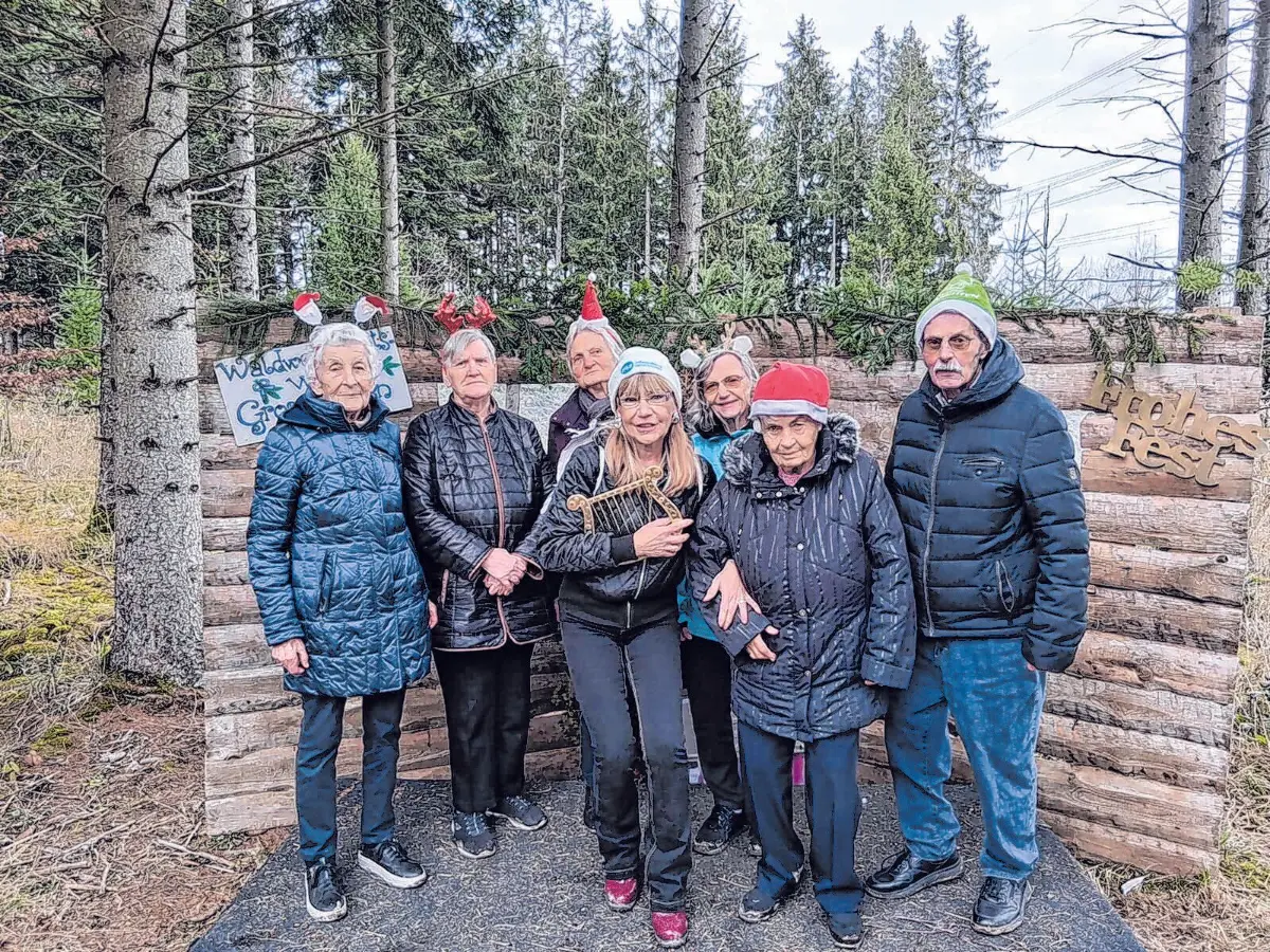 Der traditionelle Weihnachtsspaziergang führt durch den winterlichen Wald begleitet von frischer Waldluft, herzlichem Lachen und gemütlichen Gesprächen. Foto: PKS Pflegedienst⇥Honorarfrei