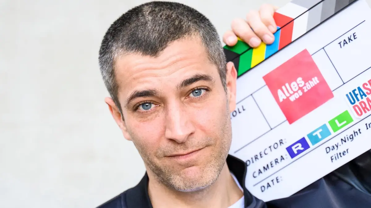 Dragan Petrovic (Florian Thunemann) hat für eine Kampagne über erektile Dysfunktion gemodelt. Aber wer konnte ahnen, dass die Plakate ab sofort in ganz Deutschland hängen?