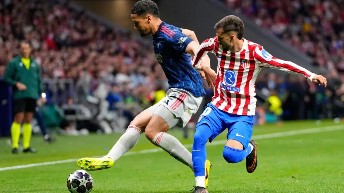 Atletico Madrid - FC Arsenal: 29.04.2026, Spanien, Madrid: Fußball, Männer: Champions League, Atlético Madrid - FC Arsenal, K.o.-Runde, Halbfinale, Hinspiele, Wanda Metropolitano. William Saliba (l) von Arsenal wehrt sich gegen Alex Baena von Atletico Madrid. Foto: Jose Breton/AP/dpa +++ dpa-Bildfunk +++