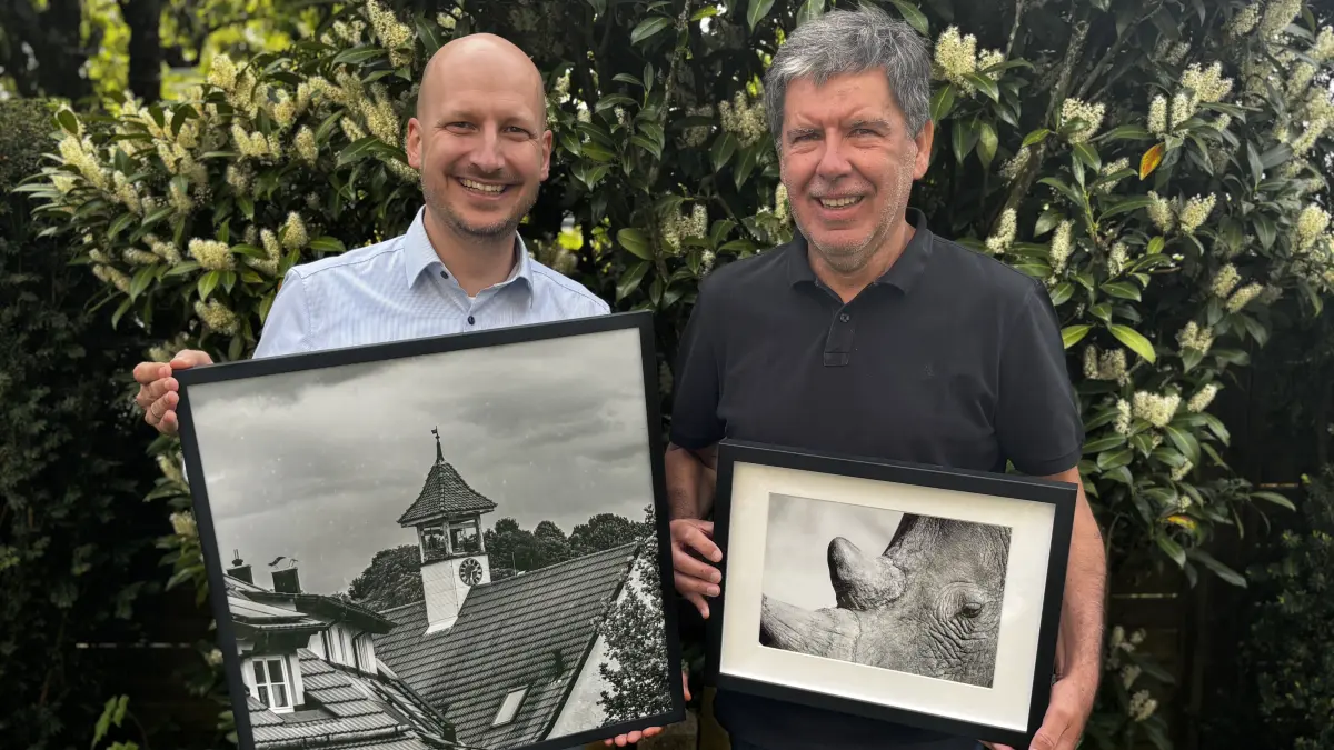Till Issler (links) und Helmut Stimmler aus Kleinbettlingen stellen ihre Fotografien im Bempflinger Rathaus aus.