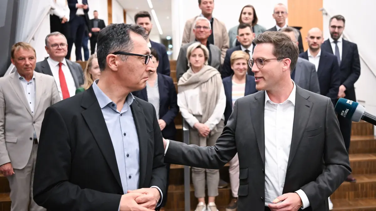 Koaltionsverhandlungen in Baden-Württemberg: 30.04.2026, Baden-Württemberg, Stuttgart: Cem Özdemir (l, Bündnis 90 / Die Grünen) und Manuel Hagel (r, CDU) die beiden Spitzenpolitiker bei den Koalitionsverhandlungen zur Bildung einer Regierung in Baden-Württemberg, geben nach dem erfolgreichen Abschluss der Verhandlungen ein Statement ab. Foto: Bernd Weißbrod/dpa +++ dpa-Bildfunk +++