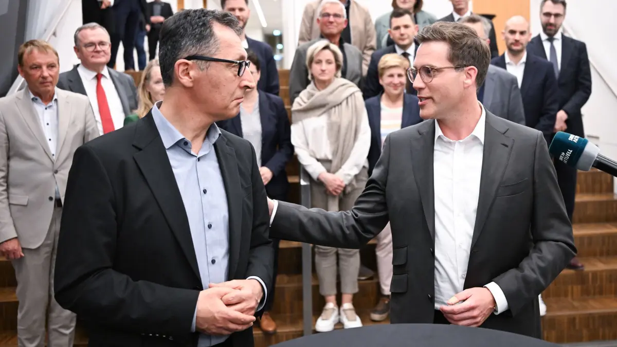 Koaltionsverhandlungen in Baden-Württemberg: 30.04.2026, Baden-Württemberg, Stuttgart: Cem Özdemir (l, Bündnis 90 / Die Grünen) und Manuel Hagel (r, CDU) die beiden Spitzenpolitiker bei den Koalitionsverhandlungen zur Bildung einer Regierung in Baden-Württemberg, geben nach dem erfolgreichen Abschluss der Verhandlungen ein Statement ab. Foto: Bernd Weißbrod/dpa +++ dpa-Bildfunk +++