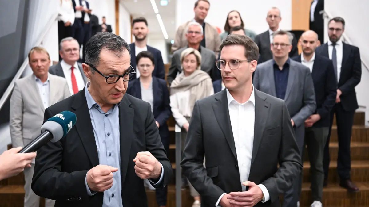 Cem Özdemir (Grüne) und Manuel Hagel (CDU) geben nach Abschluss der Verhandlungen am späten Donnerstagabend ein gemeinsames Statement ab.