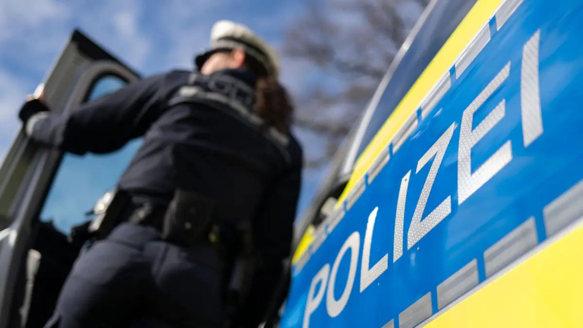 ILLUSTRATION - 20.11.2025, Baden-Württemberg, Stuttgart: Eine Polizistin der Polizei Baden-Württemberg steht an einem Einsatzfahrzeug. (gestellte Szene) (zu dpa: «Polizei stoppt 92 Jahre alten Geisterfahrer») Foto: Marijan Murat/dpa +++ dpa-Bildfunk +++