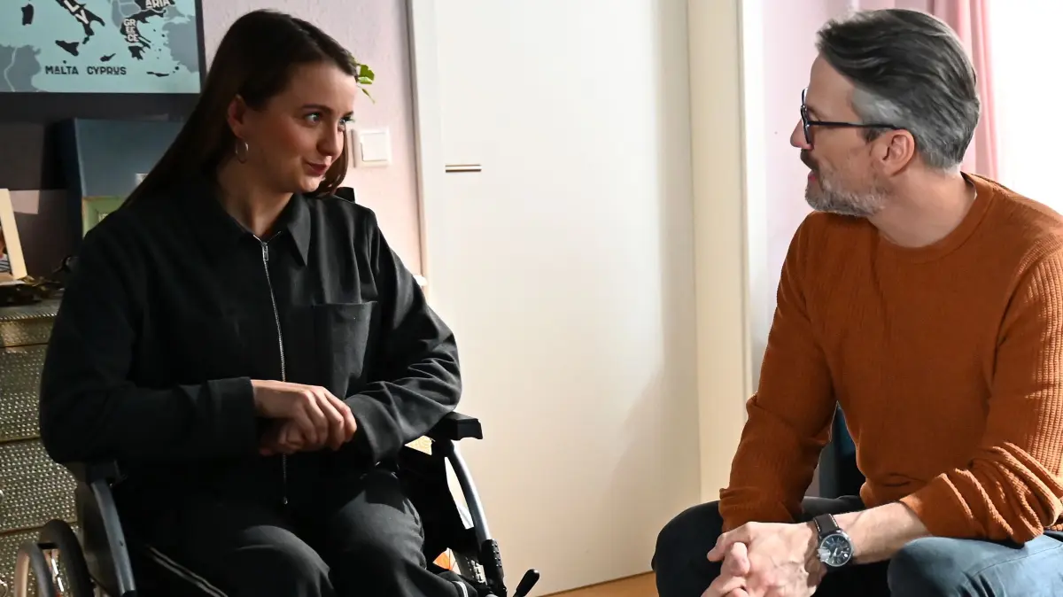 Lucie (Julia Wiedemann) macht ihre ersten Schritte seit dem schweren Unfall.