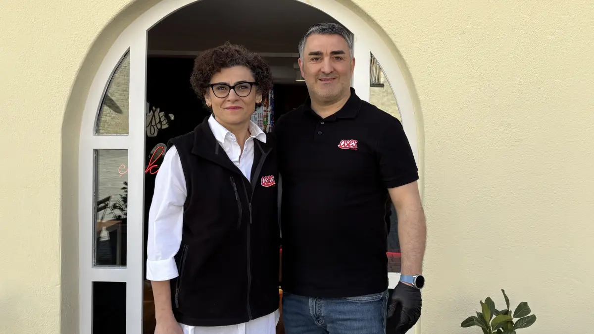 Kamuran und Erhan Cengel vor der neuen Oses-Filiale in Rottenburg
