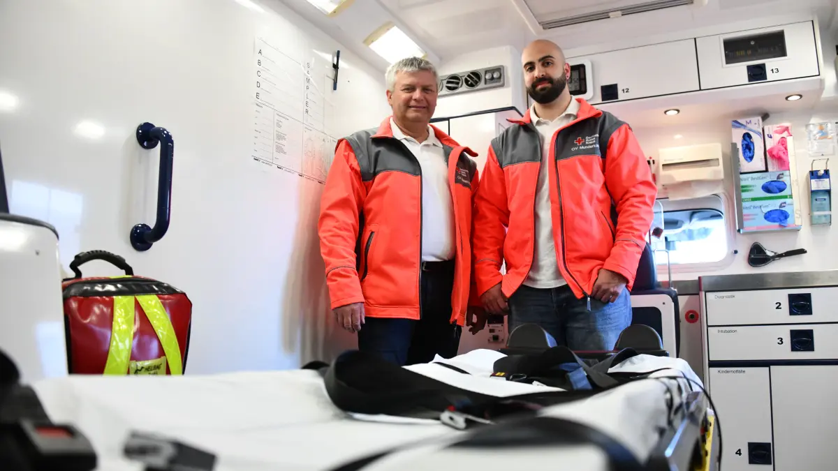 Michael Benkendorf (links) und Shahin Ghasemi engagieren sich beide mit Herzblut im DRK-Ortsverein Munderkingen – der eine seit mehr als vier Jahrzehnten, der andere seit einigen Monaten. Beide sind Feuer und Flamme für das Ehrenamt.
