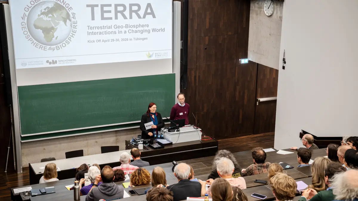 Start des Clusters Terra, im Hörsaal des GUZ sprechen Michaela Dippold und Olaf Cirpka