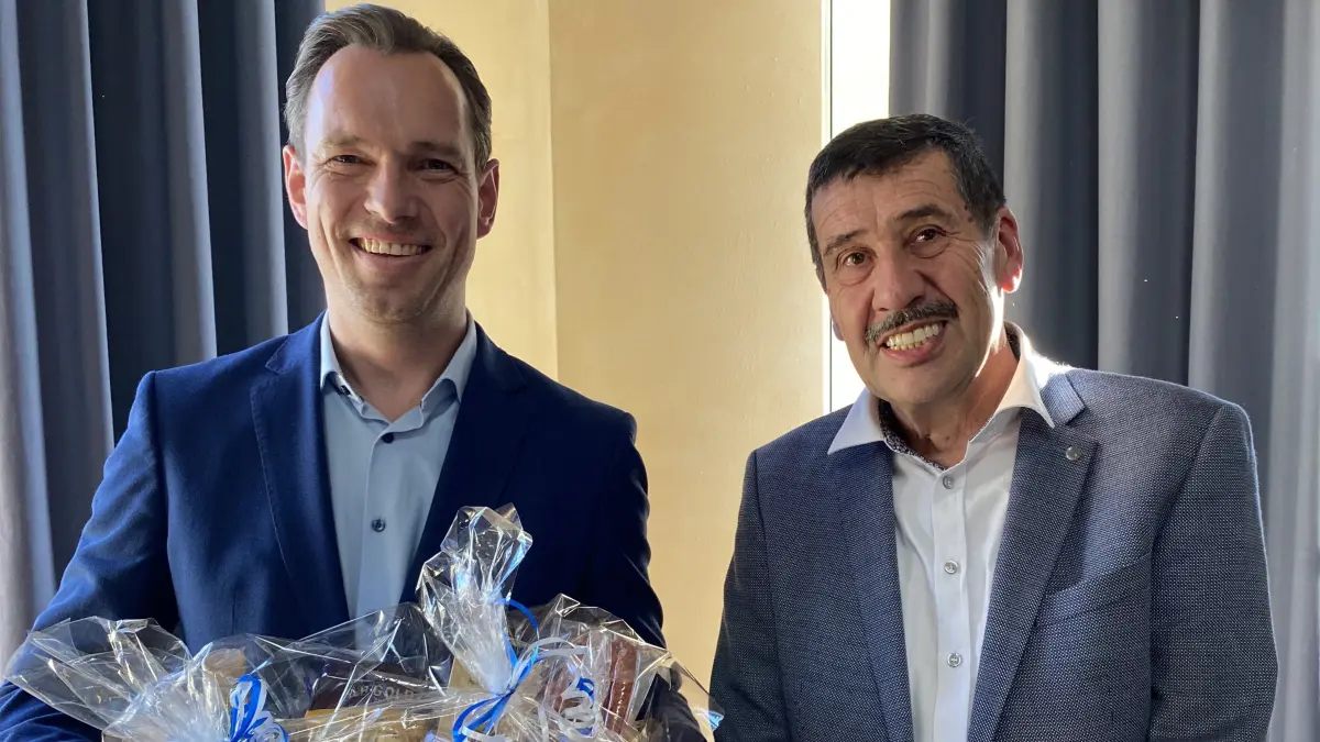 Florian Teichmann ist in seine zweite Amtszeit gestartet. Bürgermeister-Stellvertreter Dieter Hammer (rechts) übernahm die Verpflichtung und Vereidigung.