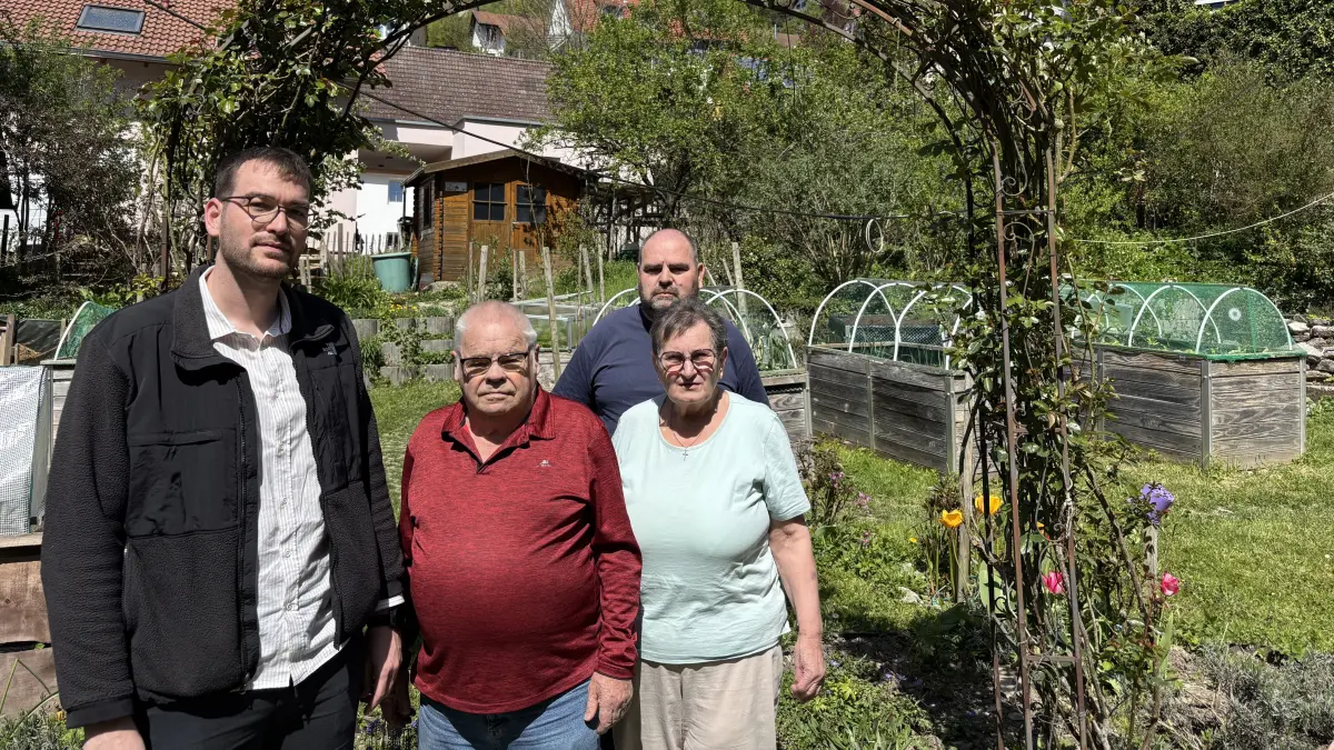 Ärgern sich über die Telekom, von links: Braunsbachs Bürgermeister David Beck, Hugo und Ida Lechner mit Sohn Christoph Lechner.