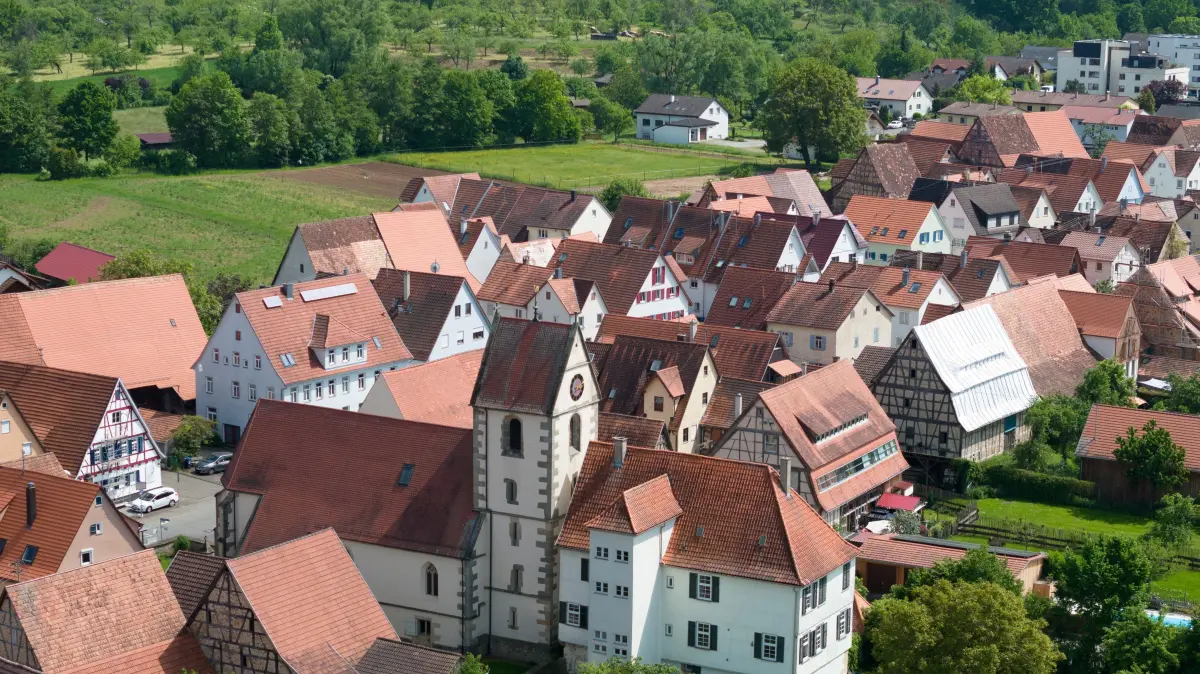 (ohne Überschrift): Vorsicht: Dieses Foto ist möglicherweise nur für den einstigen Verlag Schwäbisches Tagblatt verwendbar. Nikomedes Kirche Weilheim
26.05.23 Bild: Ulrich Metz