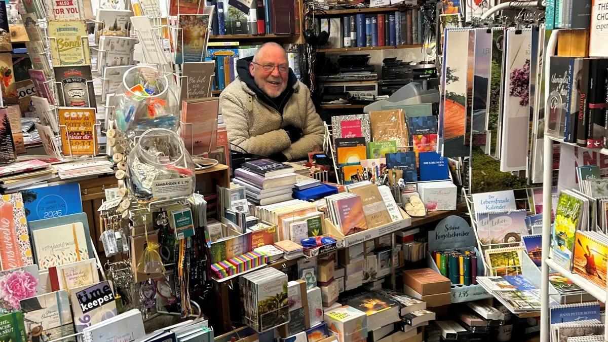 Altstadt-Serie, Altstadtserie, Altstadt im Blickpunkt - Folge 34 - Adlerstraße - Bücher, Bücher und nochmal Bücher. Heinz Weberruß hinterm Tresen seiner Buchhandlung. Foto: rod