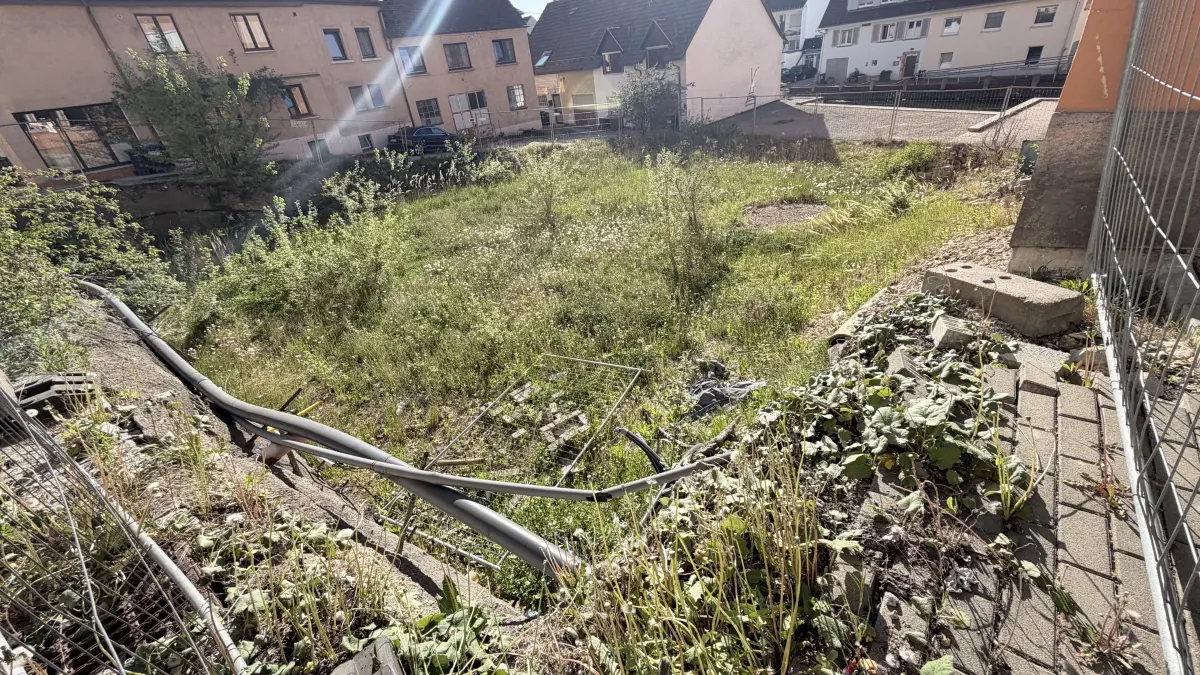 Das leere Baugrundstück in der Unteren Stadt in Ehingen erregt seit langem die Gemüter. Jetzt hat es eine Zwangsversteigerung gegeben.