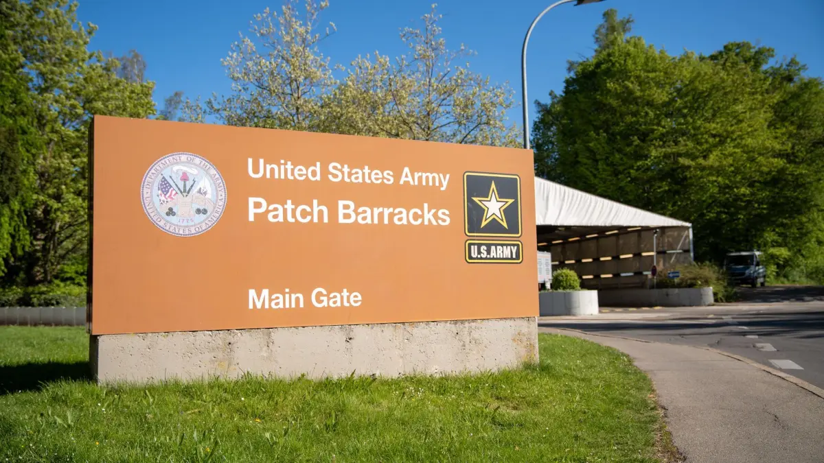USA erwägen Truppenreduzierung in Deutschland: 30.04.2026, Baden-Württemberg, Stuttgart: Ein Schild weist auf den Haupteingang der US-Kaserne «Patch Barracks» hin. In diesem befindet sich auch das Hauptquartier der US-Streitkräfte in Europa (US European Command (EUCOM)). Die USA prüfen nach Aussage von Präsident Trump eine mögliche Reduzierung ihrer Truppen in Deutschland. Foto: Enrique Kaczor/onw-images/dpa +++ dpa-Bildfunk +++