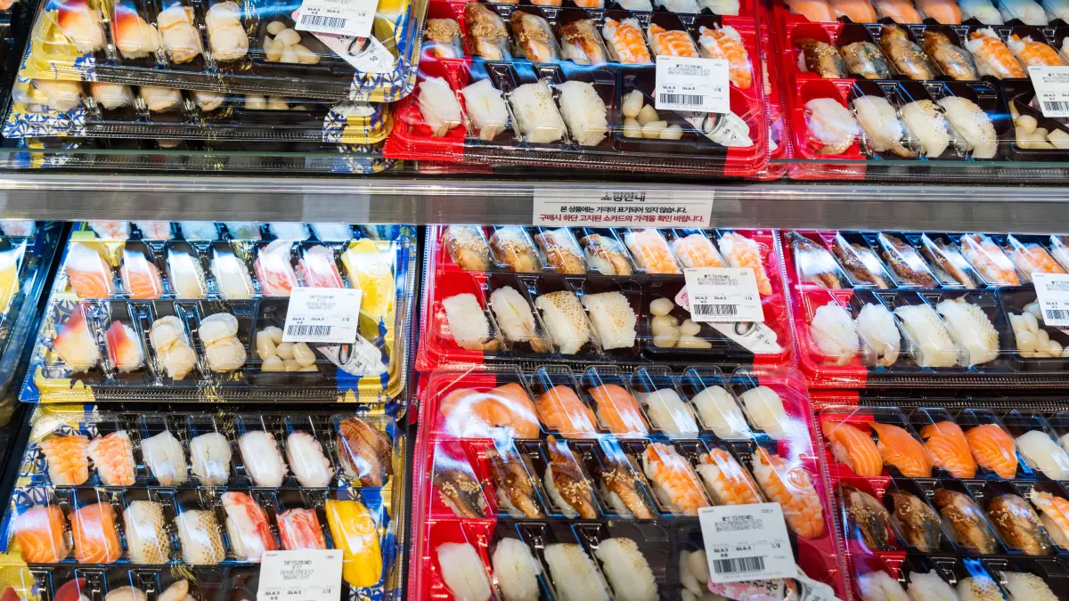 Impressionen aus Südkorea: Seoul, South Korea – April 28, 2026: Pre-packaged sushi sets are displayed in a supermarket’s refrigerated section and sold as ready-to-eat meals *** Verpackte Sushi-Sets liegen in der Kühltheke eines Supermarkts und werden als fertige Mahlzeiten angeboten